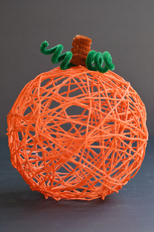 https://feelingnifty.com/wp-content/uploads/2023/08/diy-yarn-pumpkin-craft.jpg